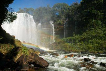 A deslumbrante cachoeira do Acaba Vida