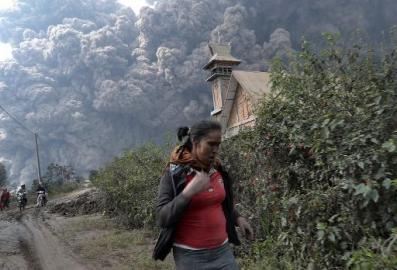 Erupção de vulcão na Indonésia deixa 14 mortos