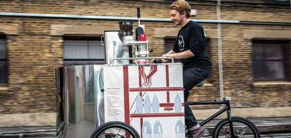 Máquina de café sobre rodas mói grãos a pedaladas