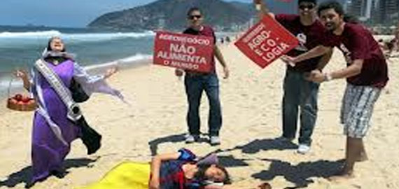 ‘Branca de Neve’ protesta em praia do Rio contra uso de agrotóxicos