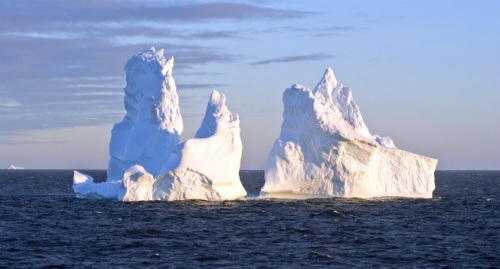 Icebergs da Antártida surpreendem ao retardar aquecimento, mostra estudo