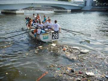 Regata ecológica recolhe 363 kg de lixo na Baía de Guanabara, no Rio