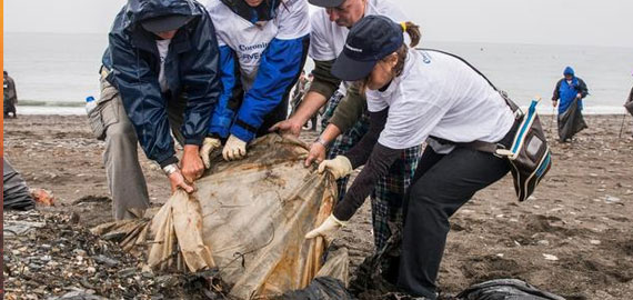 Praia mais suja da Europa ganha “faxina” de ONGs