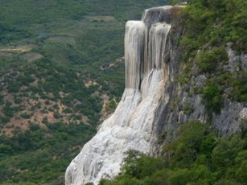 Cachoeira de pedra é atração no sul do México